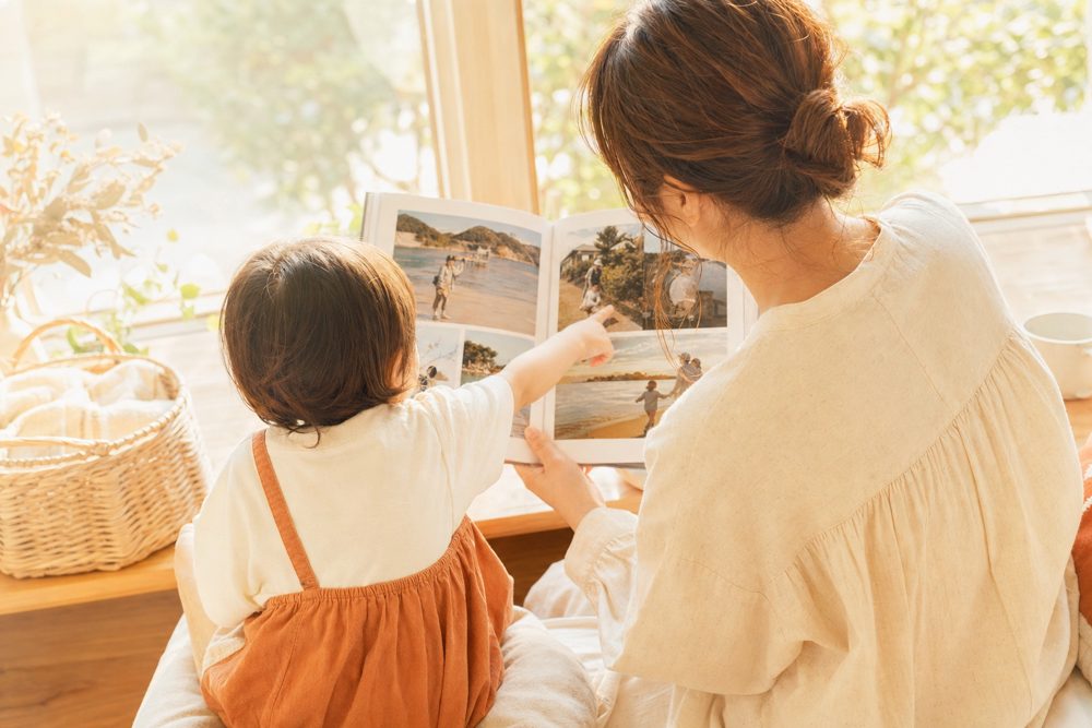 親子でアルバムを見るようす